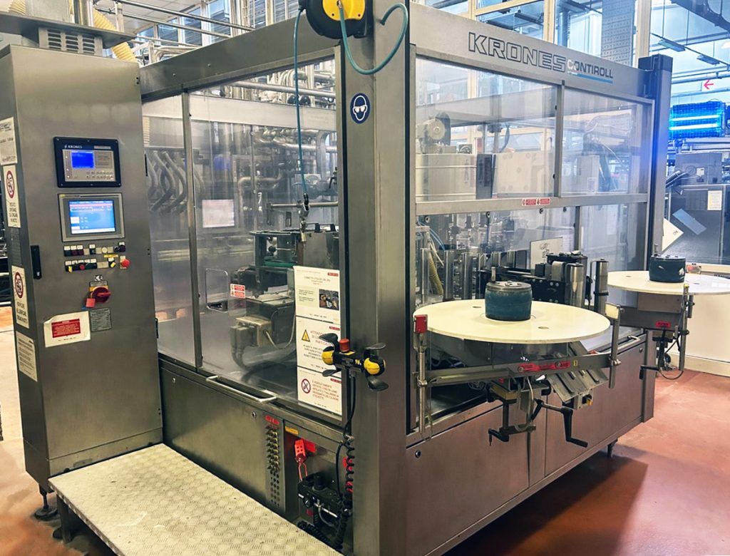 A 1998 Krones Contiroll labeller is available, capable of applying OPP labels with hot glue at a speed of 18,000 bph (bottles per hour). It is equipped with a Siemens PLC. The machine can be purchased fully refurbished and with a warranty, or "ready to use."