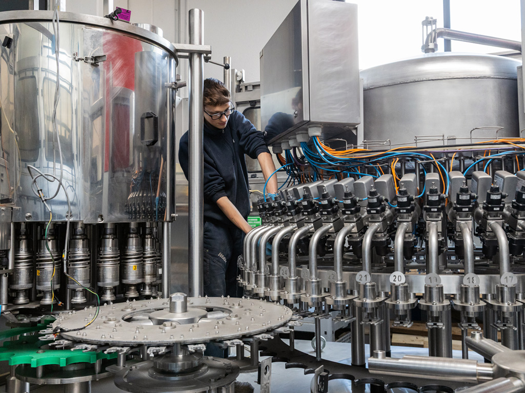 Discover BBM's automatic liquid filling machines. Rotary filling machines for PET bottles, glass bottles and cans. SIDEL and KRONES filling machines.