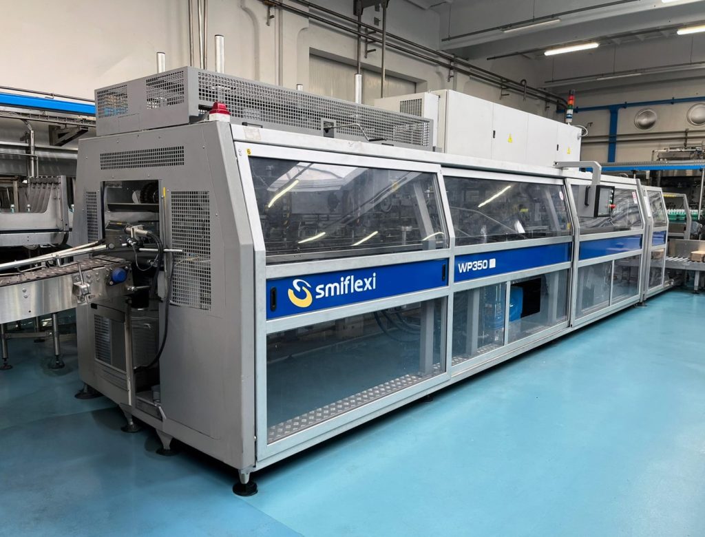 Encartonadora SMI WP 350 wrap-around: encartonadora de alto rendimiento para latas de 0,33 l, revisada y con garantía. Descubra la eficiencia y la calidad.