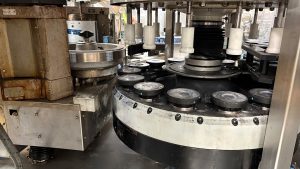 Etichettatrice SACMI Opera per bottiglie in PET usata revisionata, 30.000 BPH, etichette OPP colla a caldo, cambio automatico bobine, PLC Siemens. Lista ricambi compatibili disponibile