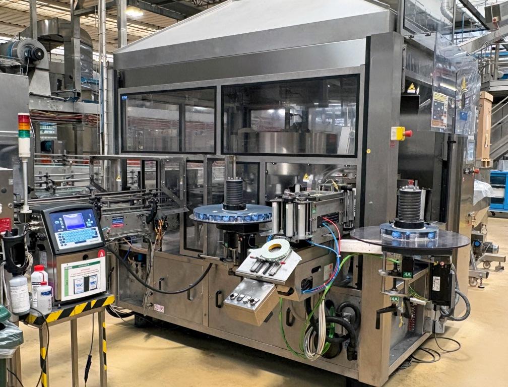 Used, reconditioned SACMI Opera labeling machine for PET bottles, 30,000 BPH, OPP labels, automatic reel change, Siemens PLC. Available immediately. 