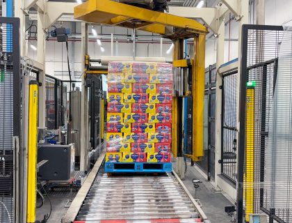 2004 TOSA stretch wrapper with top placement, capacity 12,000 bph. Pallet wrapper reconditioned and guaranteed by BBM, available for viewing immediately. Watch the video
