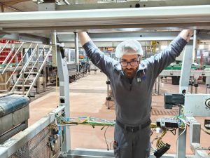 Scopri la storia di Dario Baldaccini, tecnico trasfertista BBM: competenze, vita in cantiere, trasferte internazionali e il dietro le quinte del lavoro sulle linee di confezionamento. Leggi l’intervista completa.