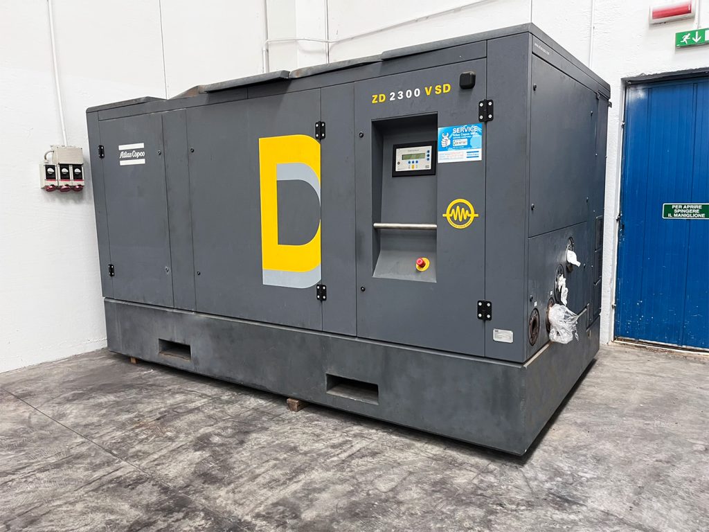 Compressore Atlas Copco 2009 da 40 bar e 25 m³/h, progettato per fornire aria compressa stabile alle macchine di soffiaggio PET fino a 25.000 bph