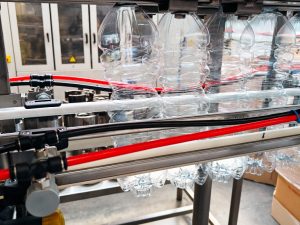 Soluciones avanzadas para que el cambio de formato PET sea más rápido, flexible y seguro: nuestra intervención en una línea con botellas cuadradas.