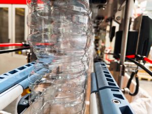 Soluciones avanzadas para que el cambio de formato PET sea más rápido, flexible y seguro: nuestra intervención en una línea con botellas cuadradas.