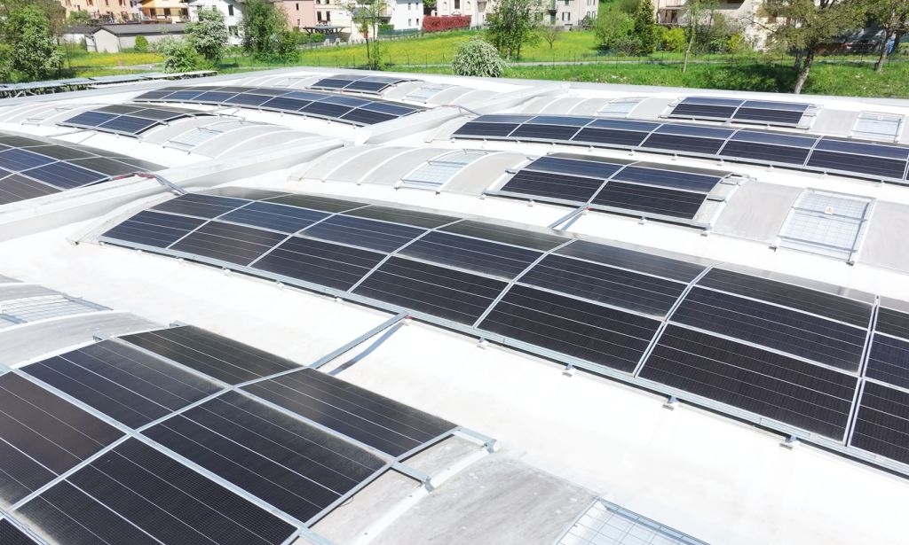 Scopri come l’azienda di Lenna ha ottenuto autonomia energetica grazie all’installazione di pannelli solari. Risultati e obiettivi 2027
