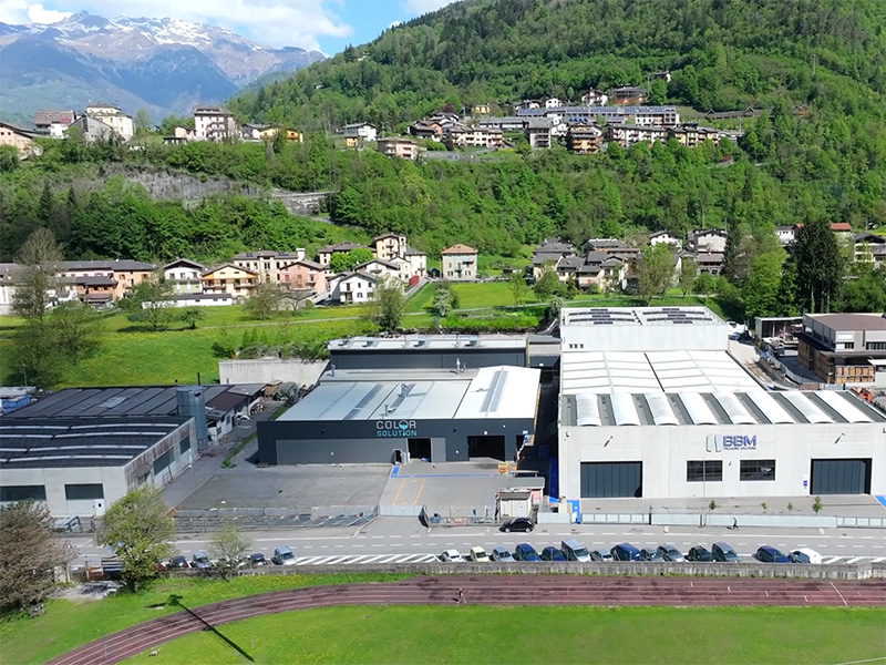 Scopri come l’azienda di Lenna ha ottenuto autonomia energetica grazie all’installazione di pannelli solari. Risultati e obiettivi 2027