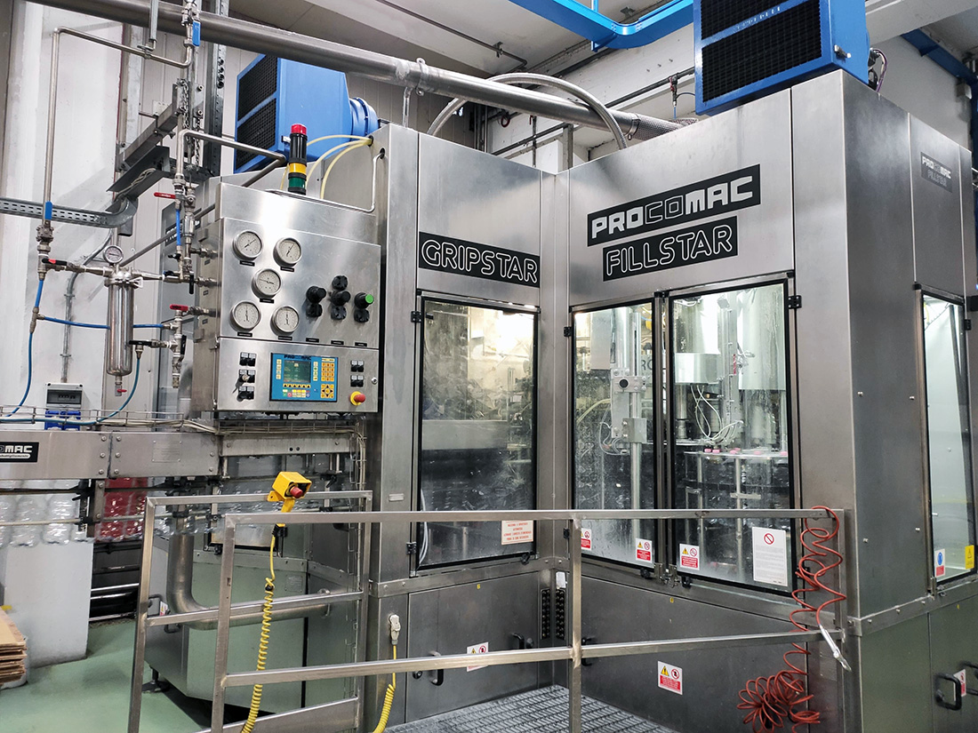 Monoblocco di riempimento GEA PROCOMAC. Riempitrice bottiglie PET Procomac con sciacquatrice e tappatrice