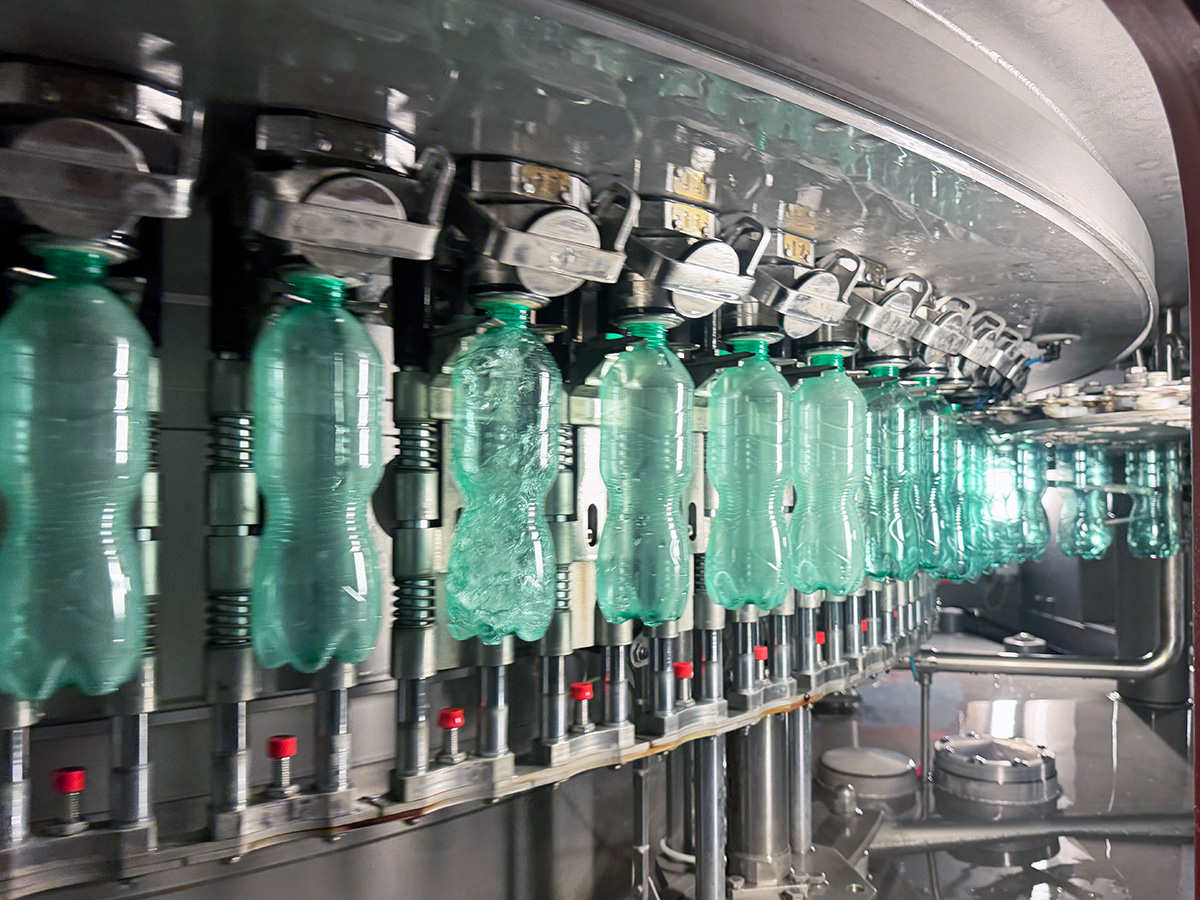 Riempitrice SACMI per bottiglie in PET in azione. In vendita, ideale per acqua e soft drinks