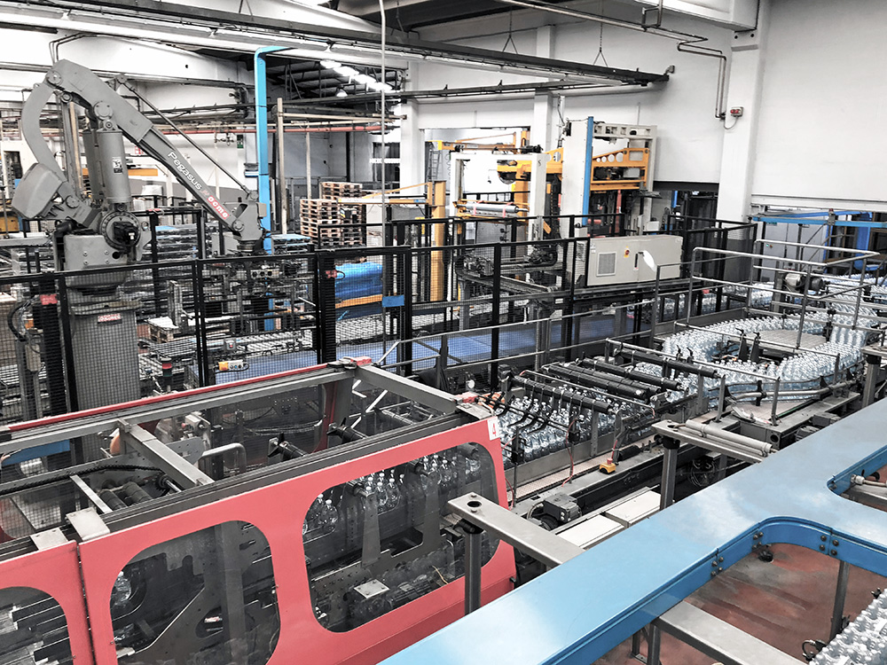 Cartonatrice OCME e pallettizzatore OCME sullo sfondo