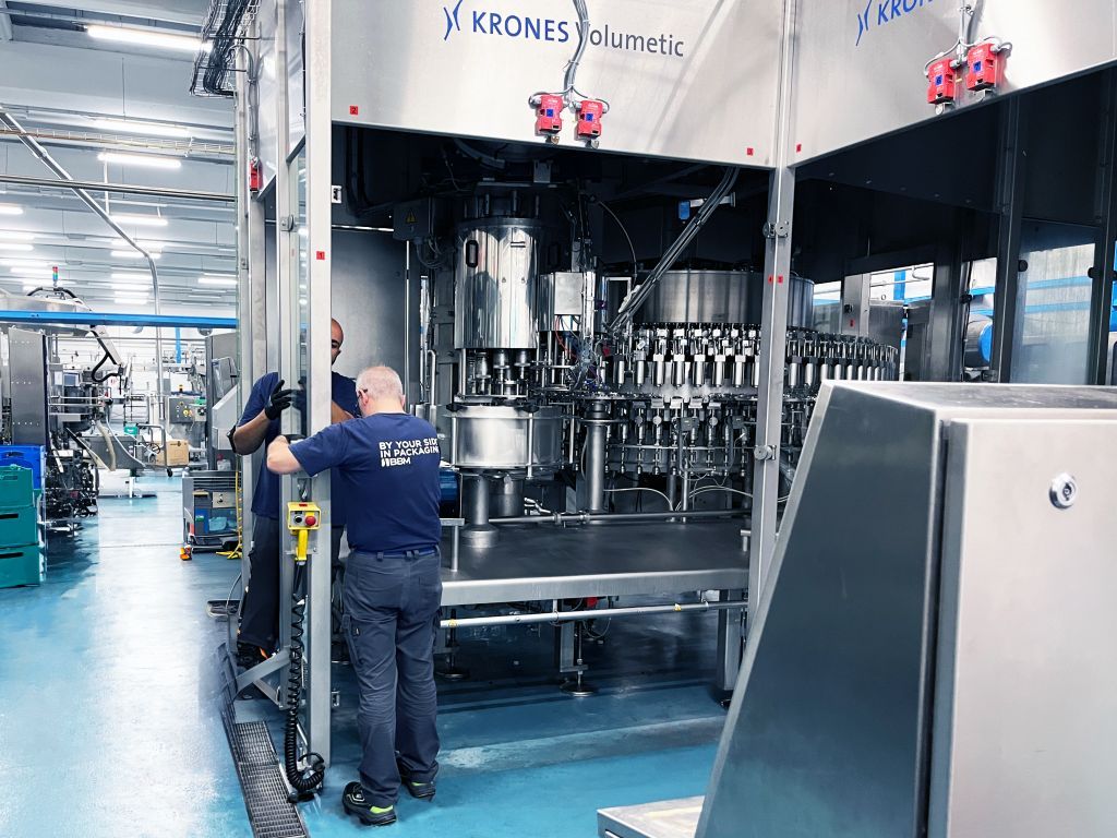 Rilocazione lampo di linea di imbottigliamento KRONES in una sola settimana: il progetto BBM per Acqua Smeraldina. Guarda il time-lapse