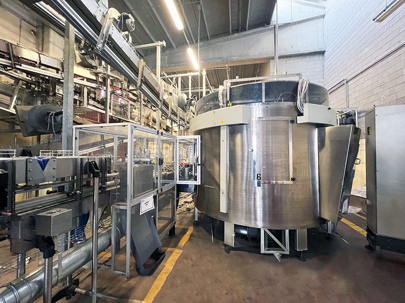 Macchina Lanfranchi per l’orientamento e il trasporto di bottiglie e contenitori nelle linee di imbottigliamento industriale.