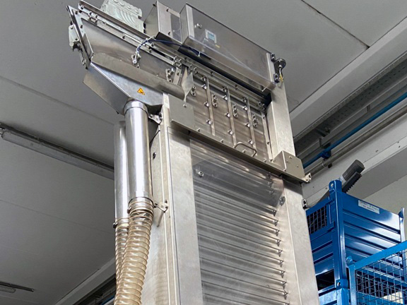 Macchina GASSNER usata per trasporto, allineamento e ispezione dei tappi nell’industria dell’imbottigliamento.